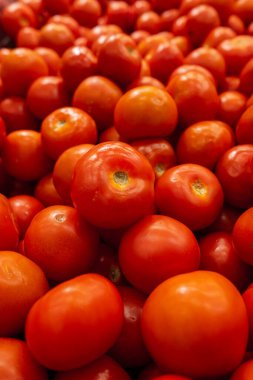 Big pile of tomatoes in a store.