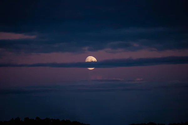Månen Stiger Bakom Molnen Natten — Stockfoto