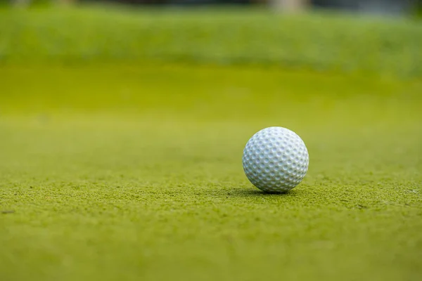 Белый Мяч Гольфа Зеленой Поддельной Траве — стоковое фото