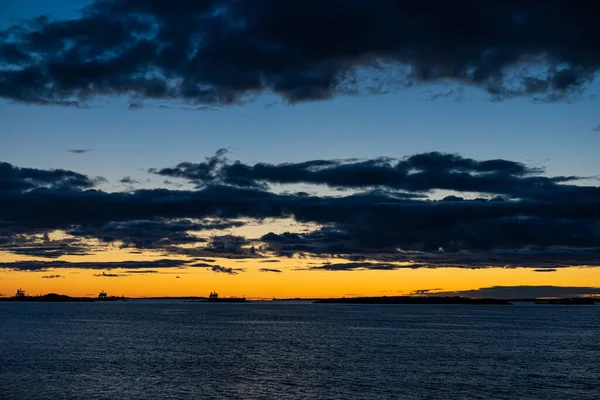 Корабли Ждут Фьорде Золотым Закатом Летом — стоковое фото