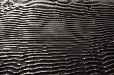 Kumsalda dalgalı kum deseni.