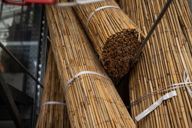 Satılık bambu çubukları..