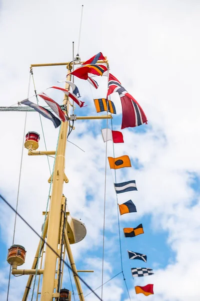 黄色船桅上飘扬的信号旗 — 图库照片