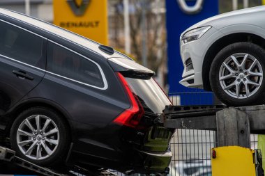 Göteborg, İsveç - Kasım 09 2022: Yeni Volvo arabaları düzgün bir şekilde bir araba nakliye aracına yerleştirildi.