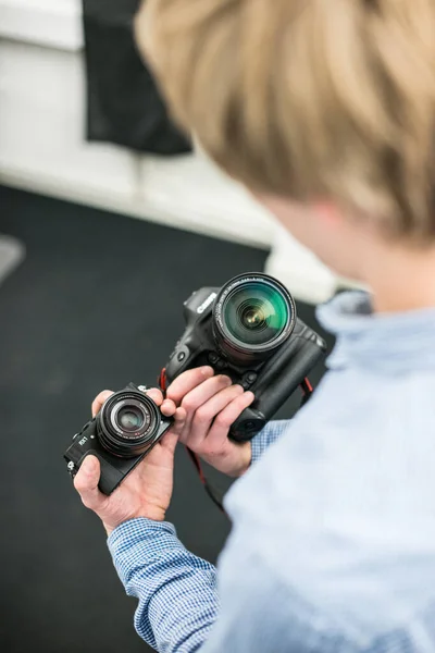 스웨덴 부르크 2013 콤팩트 디지털 카메라와 Slr 카메라를 비교하는 — 스톡 사진