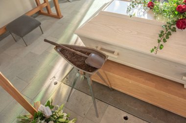 Alingsas, İsveç - 05 Şubat 2021: Dünya ve bir cenazede kullanılan küçük bir maça.