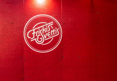 Göteborg, İsveç - 23 Eylül 2019: İsveç fitness merkezi logosu kırmızı ahşap duvarda Frisiks och Svettis..