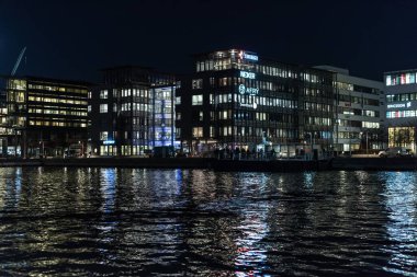 Göteborg, İsveç - 17 Aralık 2021 Lindholmen 'deki modern ofislerin gece fotoğrafı.