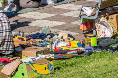 Göteborg, İsveç - 29 Mayıs 2022: Bit pazarında satılık oyuncaklar.