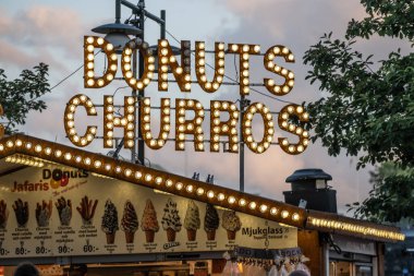Alingsas, İsveç - 11 Haziran 2022: Donut ve churros geceleri bir yemek kamyonunda tabelasını imzaladı.
