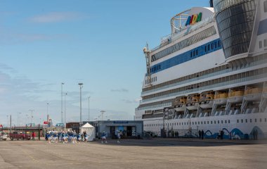 Göteborg, İsveç - 10 Nisan 2022: Bir yolcu gemisinde çalan bando.