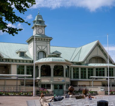 Varberg, İsveç - 4 Temmuz 2022: Gecenin geç saatlerinde deniz kenarındaki uçurumlar.