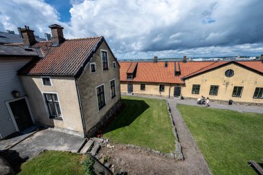 Varberg, İsveç - 4 Temmuz 2022: Eski Varberg kalesini keşfeden insanlar.