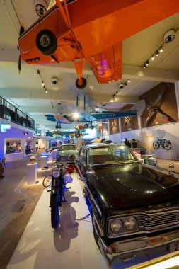 Malmö, İsveç - 09 Temmuz 2022: Teknikens Hus 'ta motosiklet araba ve uçak koleksiyonu.