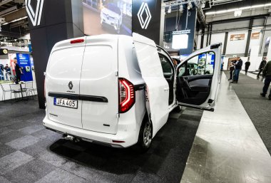 Göteborg, İsveç - Aralık 03 2022: Renault Kangoo VAN E-Tech Electric otomobil sergileniyor.