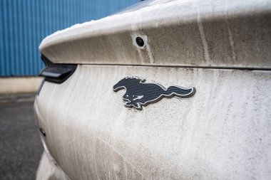 Göteborg, İsveç - Aralık 08 2022: Ford Mustang Mach-e elektrikli arabanın arka kamerası.