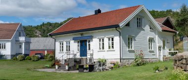 Lindesnes, Norveç - 08 Ağustos 2022: Yazın geleneksel Norveç ahşap evi.
