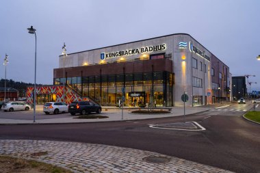 Kungsbacka, İsveç - 22 Ocak 2023: Kungsbacka Badhus 'un alacakaranlıkta dışı.
