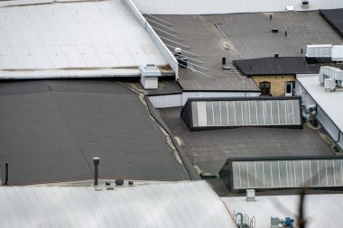 Göteborg, İsveç - 14 Temmuz 2022: Büyük sanayi depolarının çatısı.