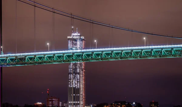 スウェーデン ヨーテボリ 2022年12月4日 背景に高層建築の夜の吊り橋の詳細 — ストック写真