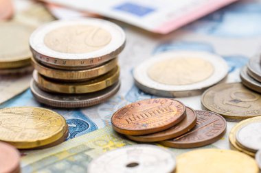 Farklı ülkelerden gelen banknotlara para çeşitleri.