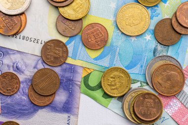 Farklı ülkelerden gelen banknotlara para çeşitleri.