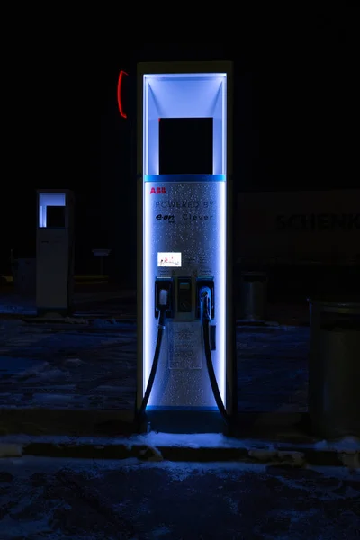 Lillesand ノルウェー 2023年1月3日 高速電気自動車用充電器にドッキングされた充電ケーブルハンドル — ストック写真
