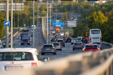 Göteborg, İsveç - 14 Eylül 2022: Otomatik ücretli bir otoyolu geçen Volvo fabrikasına giden işçiler.