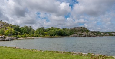 Fiskeback skil, İsveç - 25 Temmuz 2020: Bokevik plajı Fiskeback skil 'in dışında.