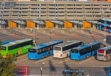 Göteborg, İsveç - 10 Eylül 2020: Otobüsler Nils Ericson otobüs terminalinin önüne park edildi.