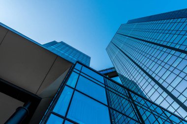 Göteborg, İsveç - 10 Eylül 2020: Uzun bir cam ve çelik yüksek bina arıyoruz.