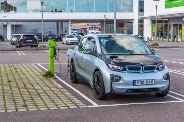 Göteborg, İsveç - 09 Ekim 2020: BMW i3 hibrit araba şarj istasyonunda.