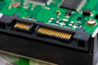 Gothenburg, İsveç - 26 Ocak 2021: Bir SATA sabit diskinin kontrol elektroniği ve bağlantıları.