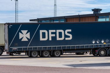 Göteborg, İsveç - 20 Mayıs 2021: DFDS logosuyla işaretlenmiş karavan.