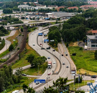 Göteborg, İsveç - 27 Haziran 2021: Lundbyleden ve Eriksbergsmotet 'te hafif trafik.