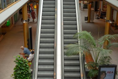 Alingsas, İsveç - 27 Temmuz 2021: Bir alışveriş merkezinde yürüyen merdivenler.