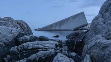 Lindesnes, Norveç - 01 Ağustos 2021: Sualtı Michelin yıldız restoranı Gece Altında.