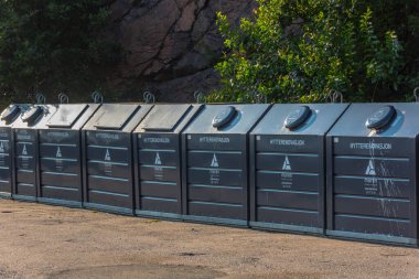 Lindesnes, Norveç - 04 Ağustos 2021: Farklı kesimlerde atıkları sıralamak için çöp konteynerleri.