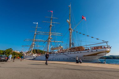 Lindesnes, Norveç - 08 Ağustos 2021: Yelkenli eğitim gemisi Statsraad Lehmkuhl Baly limanında.