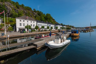 Grimstad, Norveç - 10 Ağustos 2021: Yazın Risor Limanı.