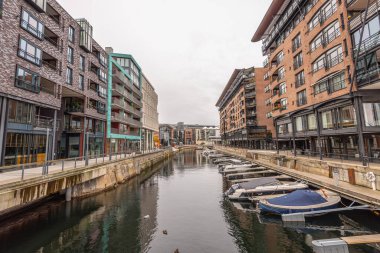 Oslo, Norveç - 13 Ekim 2021: Eski rıhtım şu anda apartmanlarla çevrili bir marina olarak kullanılıyor.
