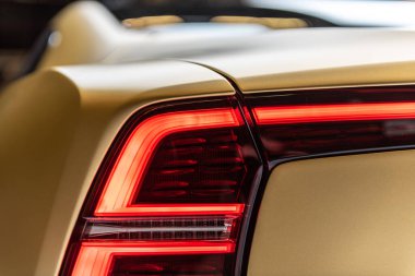 Göteborg, İsveç - Aralık 05 2021: Altın kutup yıldızı 1 hibrid elektrikli spor arabanın arkası.