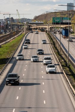 Göteborg, İsveç - 01 Mayıs 2022: Gothenburg üzerinden güneye doğru E6 otoyolunda orta trafik.