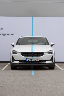 Göteborg, İsveç - 22 Mayıs 2022: Goteborgsvarvet yarı maratonunda lider araba olarak işaretlenen Polestar 2 elektrikli araba.