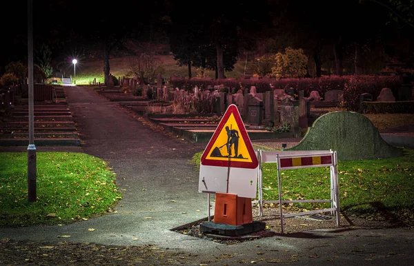 スウェーデンのヨーテボリ 2013年10月25日 夜間に墓地に道路工事の標識 — ストック写真