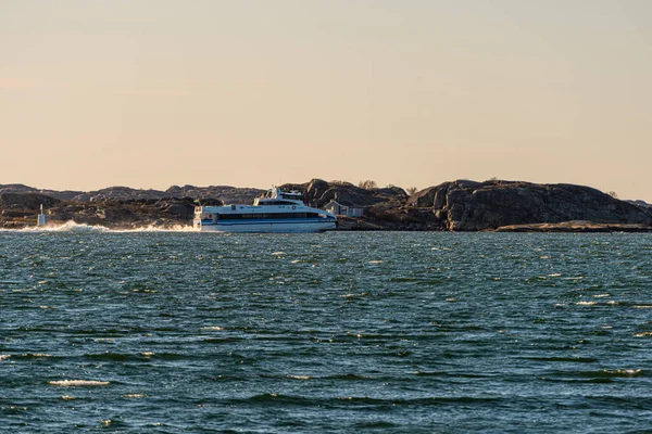 Gotemburgo Suecia Abril 2021 Catamarán Pasajeros Valo Toda Velocidad Acercándose —  Fotos de Stock