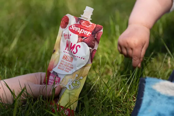 Alingsas Sweden June 2021 Hand Holding Pack Semper Foods Juice — стокове фото