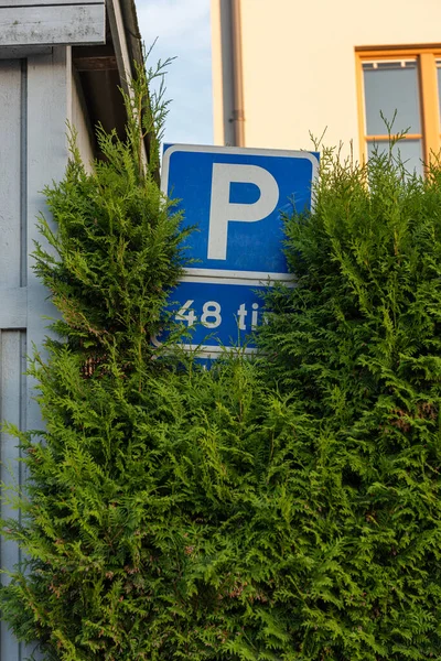 2021年7月1日 瑞典哥德堡 部分被大型树篱遮掩的停车标志 — 图库照片