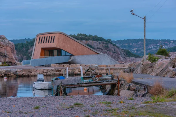 Lindesnes, Norveç - 01 Ağustos 2021: İspanya yakınlarındaki Baly 'de Michelin guormet restoranının dışı.