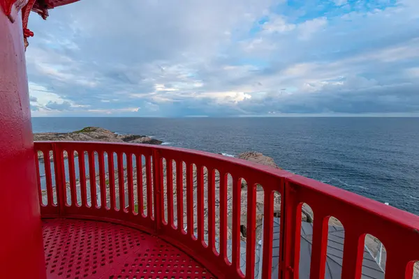 ノルウェーのリンデネス 2021年8月8日 リンデネス灯台から海を見下ろす — ストック写真